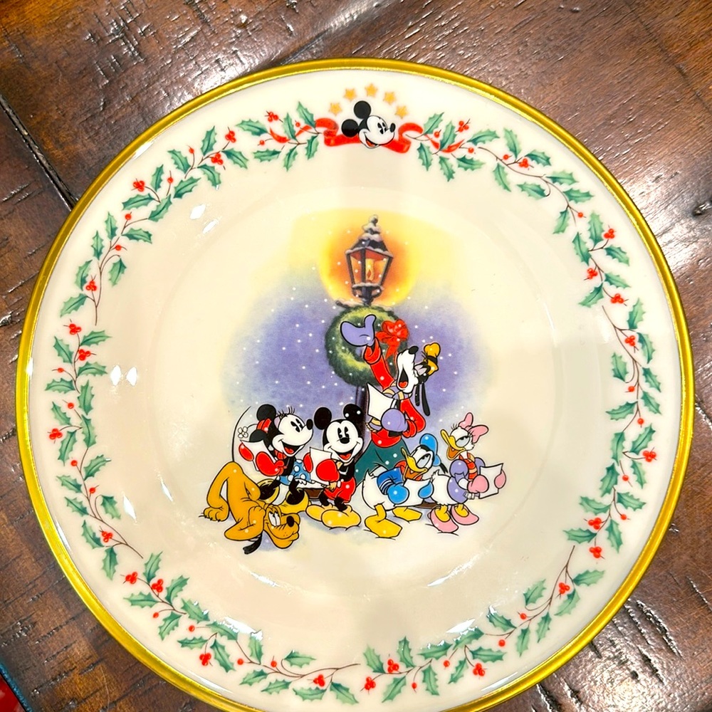 Lenox Holiday Plates.  Featuring Mickey & Co. « A Caroiln’ We Go »